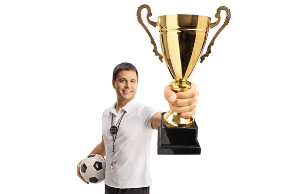Trener Piłki Nożnej Trzyma Piłkę Pokazuje Złoty Puchar Trofeum Izolowane — Zdjęcie stockowe
