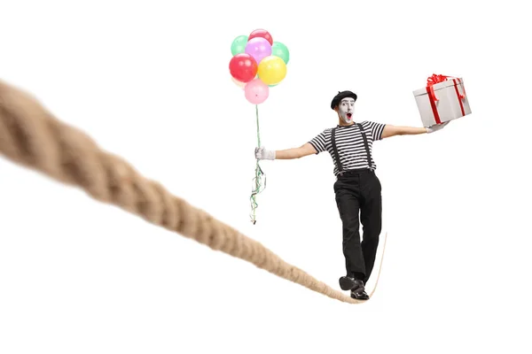 Ganzkörperaufnahme Eines Pantomimen Der Auf Einem Seil Geht Und Luftballons — Stockfoto