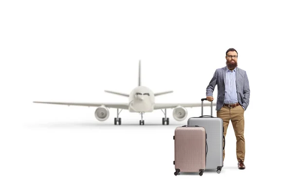 Bärtiger Mann Mit Koffern Posiert Vor Einem Flugzeug Auf Weißem — Stockfoto