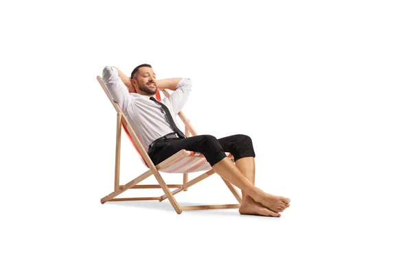 Empresário Sentado Uma Cadeira Praia Desfrutando Isolado Fundo Branco — Fotografia de Stock