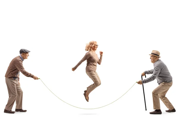 Полнометражный Снимок Двух Пожилых Мужчин Держащих Верёвку Взрослой Женщины Прыгающей — стоковое фото