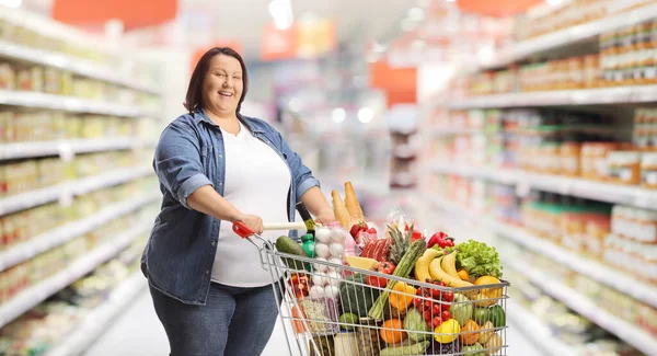 Kobieta Wózkiem Zakupy Uśmiechnięta Pozująca Supermarkecie — Zdjęcie stockowe