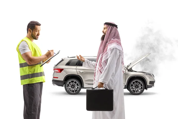 Seorang Arab Saudi Dengan Masalah Mobil Berbicara Dengan Seorang Asisten — Stok Foto