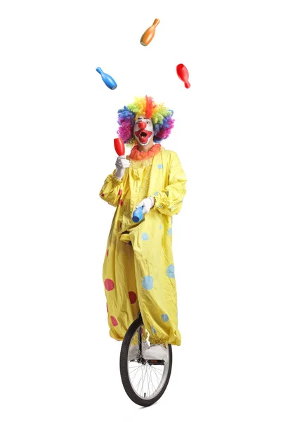 Клоун Одноколесном Жонглировании Изолирован Белом Фоне — стоковое фото