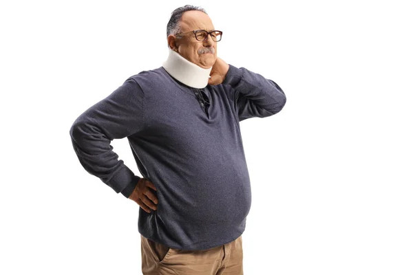 Volwassen Man Pijn Met Een Halskraag Geïsoleerd Witte Achtergrond — Stockfoto