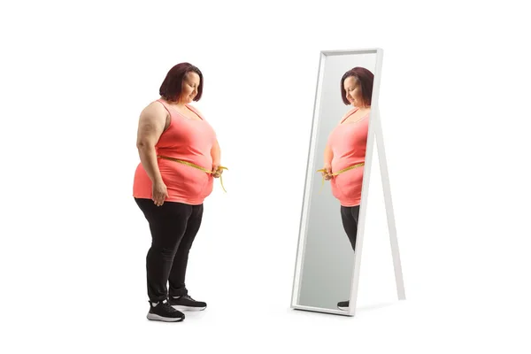 Mujer Con Sobrepeso Frente Espejo Midiendo Cintura Aislada Sobre Fondo —  Fotos de Stock