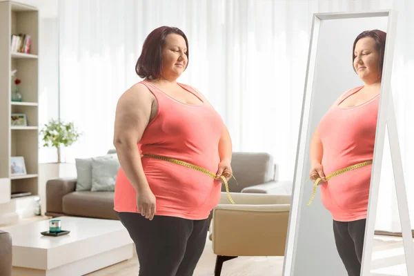 Übergewichtige Frau Vor Einem Spiegel Der Ihre Taille Hause Misst — Stockfoto