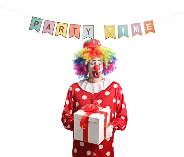 Clown Hält Eine Geschenkbox Unter Flaggen Mit Text Partyzeit Isoliert — Stockfoto