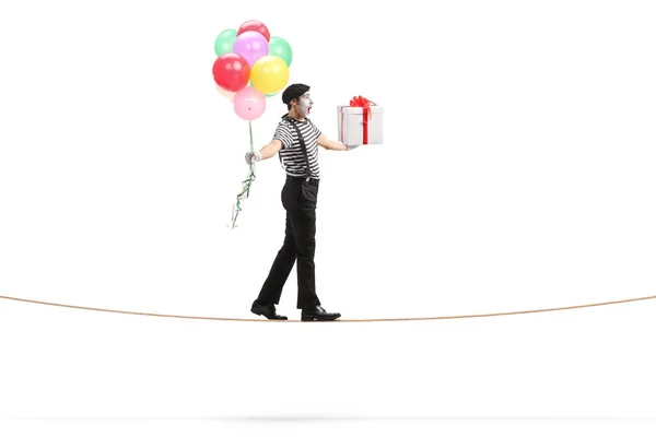 Tam Uzunlukta Bir Pandomimcinin Üzerinde Yürüdüğü Balon Taşıdığı Beyaz Arka — Stok fotoğraf