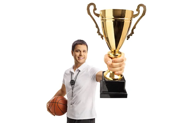 Basketballtrainer Hält Einen Ball Und Zeigt Eine Goldene Trophäe Auf — Stockfoto