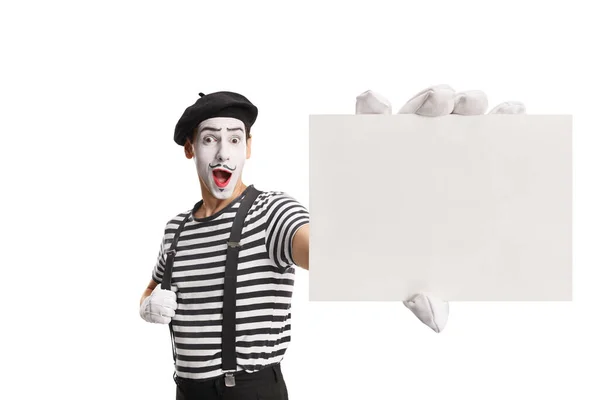 Mime Hält Einen Leeren Karton Isoliert Auf Weißem Hintergrund — Stockfoto