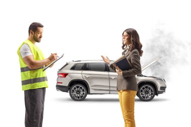 Araba sorunu olan genç bir kadın beyaz arka planda izole edilmiş yol kenarında bir asistanla konuşuyor.