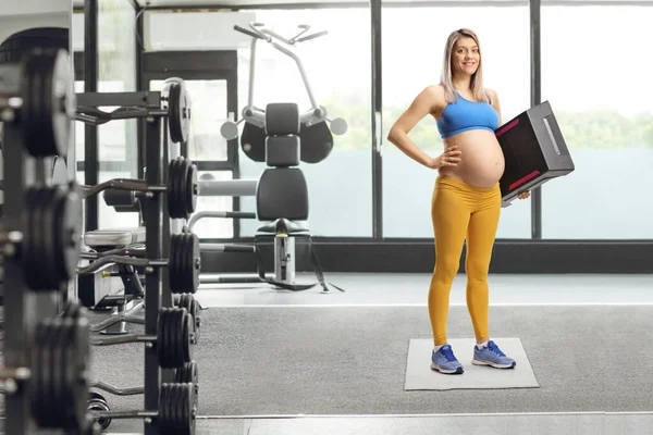 Spor Kıyafetli Hamile Bir Kadının Spor Salonunda Elinde Aerobik Bir — Stok fotoğraf
