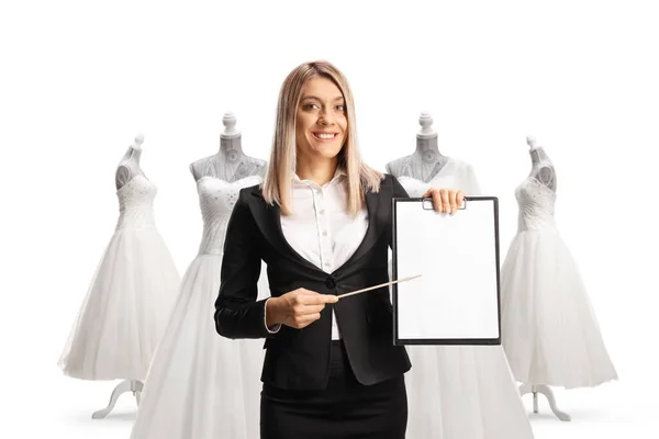Zakenvrouw Glimlachen Presenteren Van Een Klembord Voorkant Van Bruids Jurken — Stockfoto