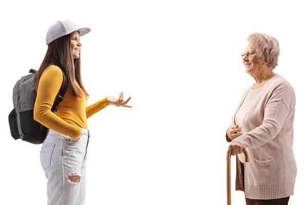 Conversazione Tra Una Studentessa Una Donna Anziana Isolata Sfondo Bianco — Foto Stock
