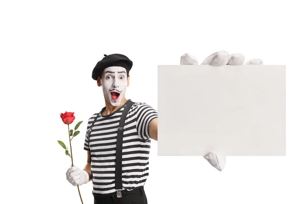 Mime Тримає Червону Троянду Показує Порожню Карту Ізольовано Білому Тлі — стокове фото