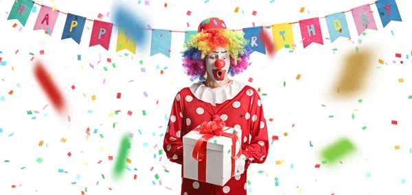 Clown Håller Present Rutan Flaggor Med Text Grattis Födelsedag Isolerad — Stockfoto