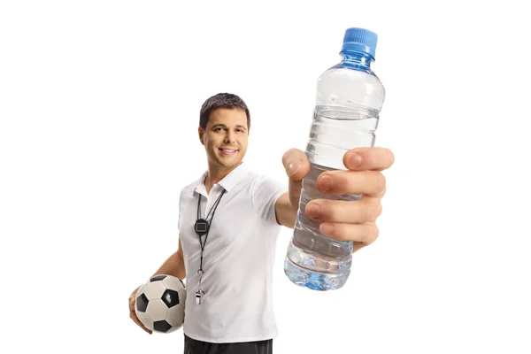 白い背景に孤立したボールと水のボトルを保持するサッカーコーチ — ストック写真