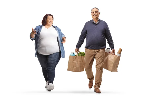 Felnőtt Férfi Sétál Bevásárló Táskákkal Beszél Egy Kövér Nővel Akit — Stock Fotó
