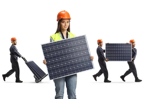 Жінка Інженер Тримає Сонячну Панель Робітники Несуть Панелі Спині Ізольовані — стокове фото