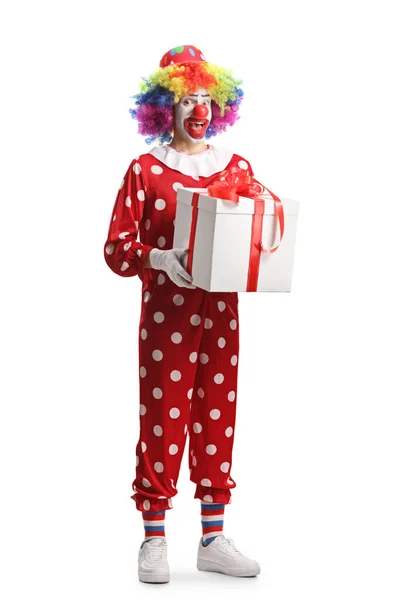 Ganztägiges Porträt Eines Clowns Einem Roten Kostüm Mit Einer Geschenkbox — Stockfoto
