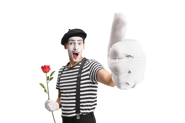 Mime Hält Eine Rote Rose Der Hand Und Zeigt Vereinzelt — Stockfoto