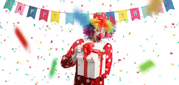 Clown Öppnar Födelsedagspresent Och Konfetti Flyger Runt Isolerad Vit Bakgrund — Stockfoto