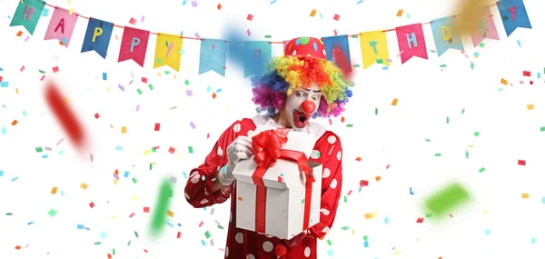 Payaso Abriendo Regalo Cumpleaños Confeti Volando Aislado Sobre Fondo Blanco — Foto de Stock