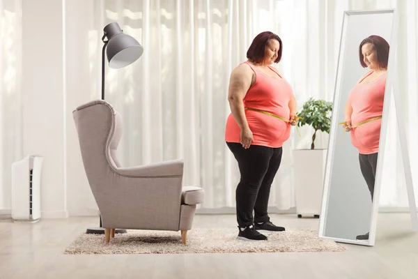 Übergewichtige Frau Misst Ihre Taille Vor Einem Spiegel Einem Raum — Stockfoto