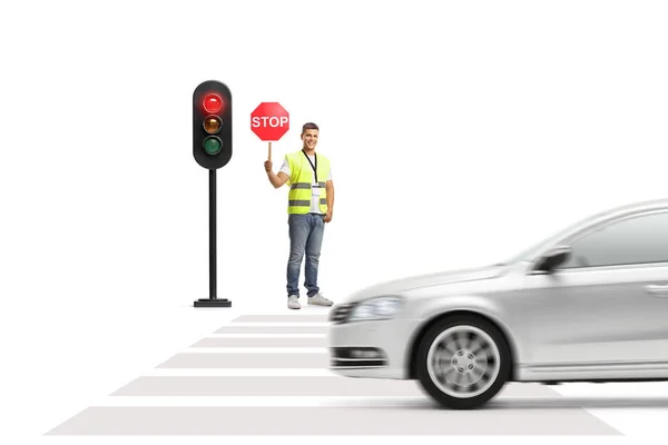 Ung Man Säkerhetsväst Med Stoppskylt Väntar Vid Trafikljus Isolerad Vit — Stockfoto
