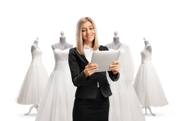 Mulher Profissional Usando Tablet Digital Frente Vestidos Noiva Isolados Fundo — Fotografia de Stock