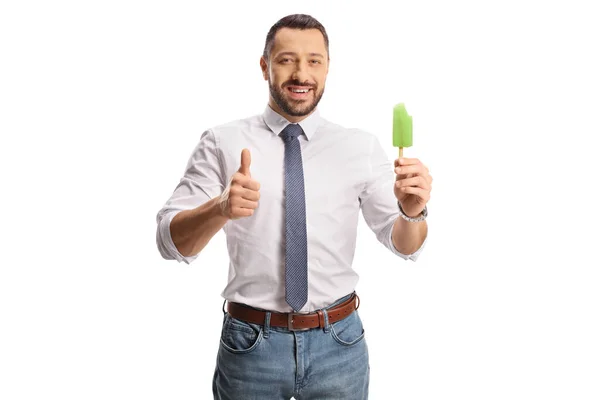 アイスクリームを持っている若い男と上の白い背景に隔離された親指を表示 — ストック写真
