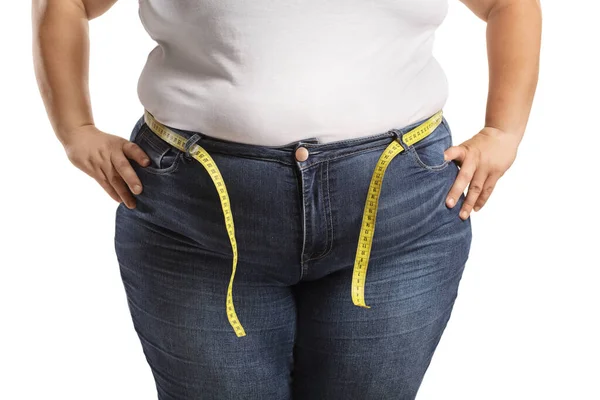 白い背景に隔離された腰周りの測定テープでジーンズで太りすぎの女性の体 — ストック写真