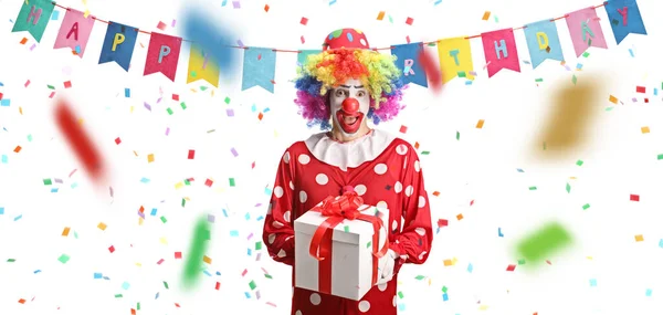 Clown Avec Cadeau Anniversaire Confettis Autour Isolé Sur Fond Blanc — Photo