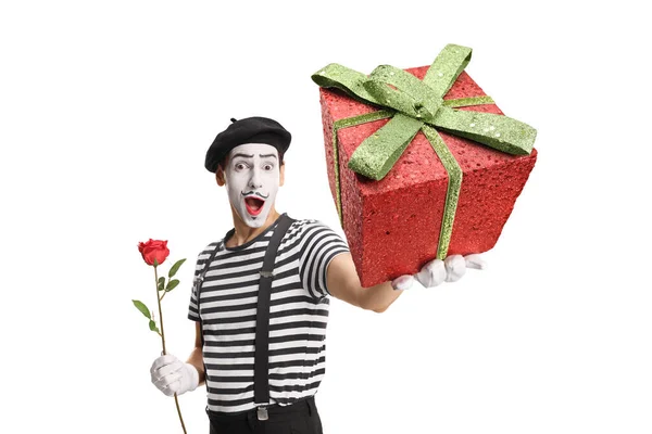 Mime Κρατώντας Ένα Κόκκινο Τριαντάφυλλο Και Ένα Παρόν Κουτί Απομονώνονται — Φωτογραφία Αρχείου
