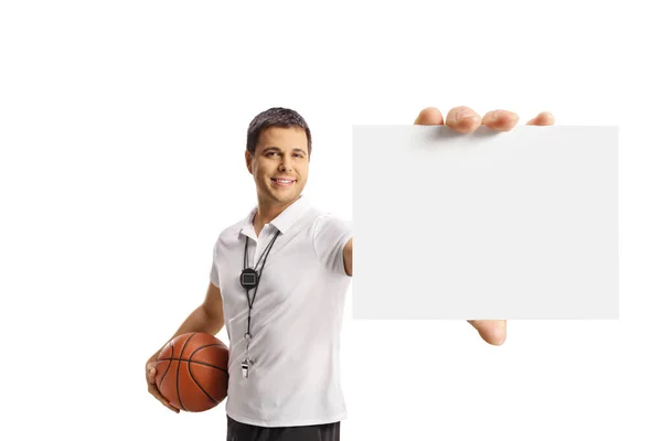 Basketballtrainer Hält Einen Ball Und Zeigt Eine Leere Karte Auf — Stockfoto