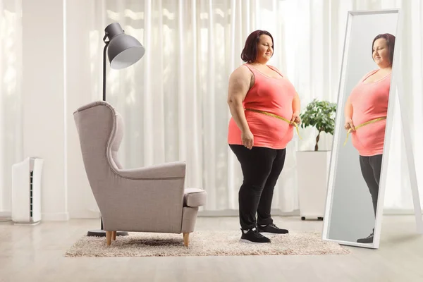 Übergewichtige Frau Misst Ihre Taille Vor Einem Spiegel Einem Raum — Stockfoto