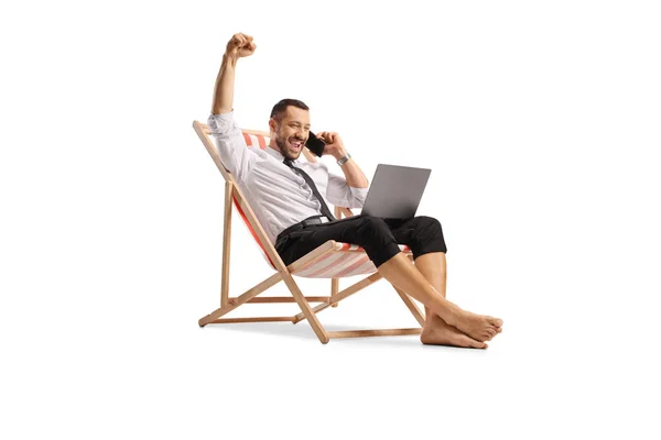 Empresário Feliz Uma Cadeira Praia Usando Laptop Smartphone Isolado Fundo — Fotografia de Stock