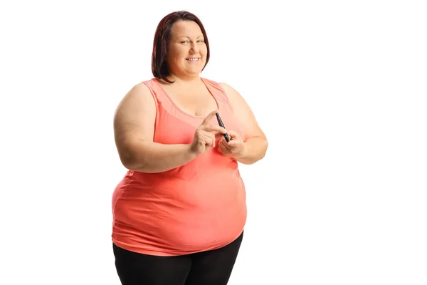 体重超标的女人用胰岛素笔刺手指 用白色背景隔离 — 图库照片