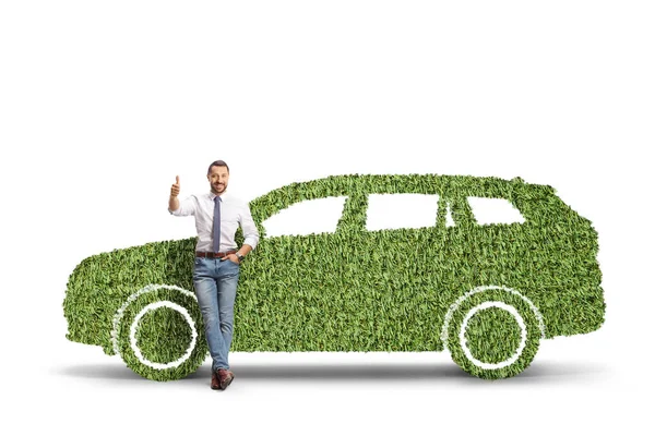 Full Length Portret Van Een Man Leunend Een Groene Auto — Stockfoto