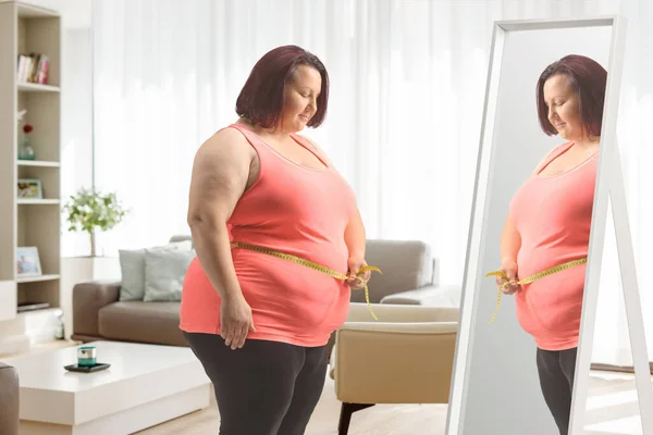 Mujer Con Sobrepeso Midiendo Cintura Pie Frente Espejo Una Sala —  Fotos de Stock