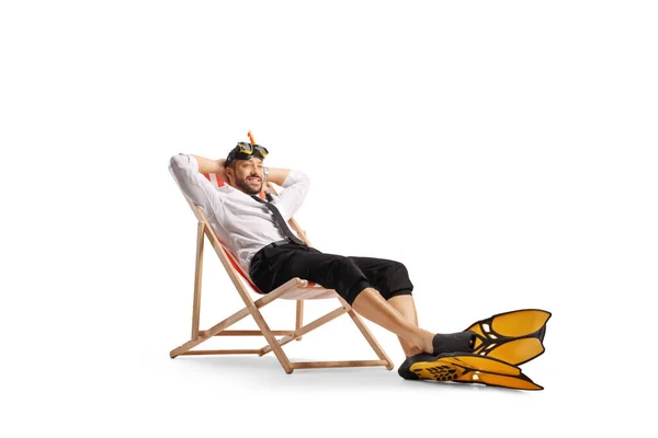 Empresário Com Barbatanas Snorkel Máscara Sentado Uma Cadeira Bech Isolado — Fotografia de Stock