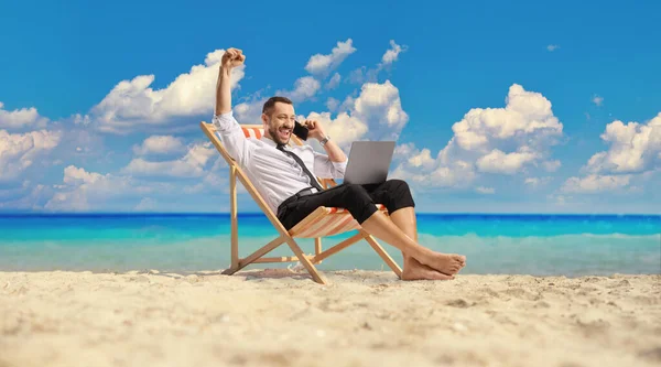 Szczęśliwy Biznesmen Fotelu Przy Plaży Przy Użyciu Laptopa Smartfona Nad — Zdjęcie stockowe