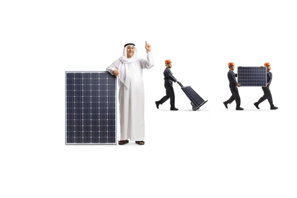 Арабский Человек Указывает Вверх Опираясь Солнечную Панель Рабочих Несущих Панели — стоковое фото