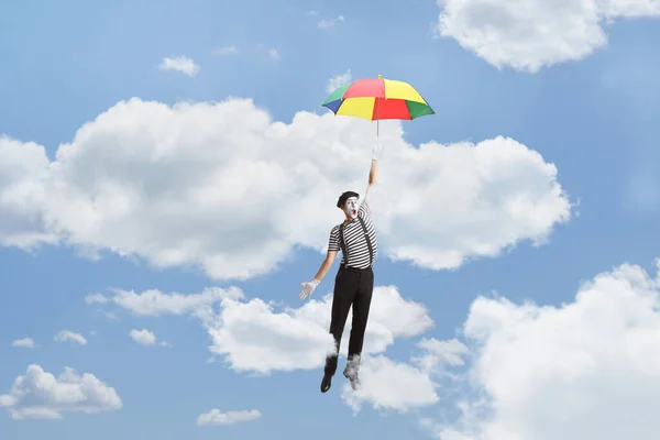 Mima Med Ett Paraply Som Flyger Upp Skyn — Stockfoto