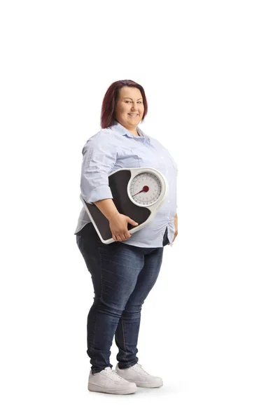 白い背景に隔離された体重計を保持しているカジュアル太りすぎの女性 — ストック写真