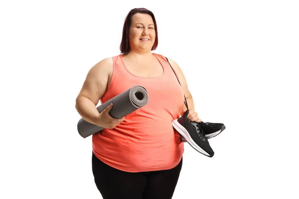 Nadváha Mladá Žena Sportovním Oblečení Drží Pár Snickers Cvičení Podložka — Stock fotografie