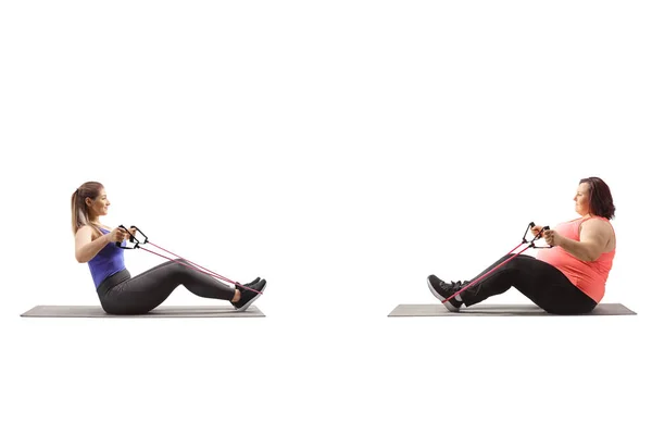 Dvě Ženy Sedí Podlaze Cvičí Odporovými Pásy Izolované Bílém Pozadí — Stock fotografie