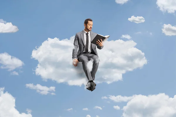Homem Profissional Terno Cinza Sentado Uma Nuvem Lendo Livro Céu — Fotografia de Stock