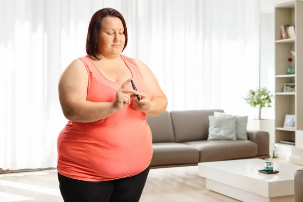 Übergewichtige Junge Frau Sticht Hause Mit Medizinischem Gerät Auf Finger — Stockfoto